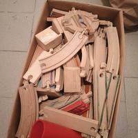 Trenino di legno con vagoni magnetici
