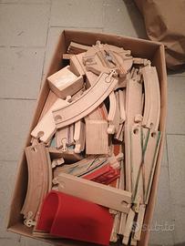 Trenino di legno con vagoni magnetici