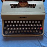 Macchina da scrivere Olivetti  Lettera 32