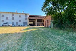 Rustico / Casale di 635 m² con più di 5 locali e b