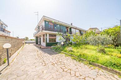 PORZIONE DI BIFAMILIARE A ROMA