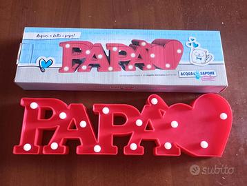 Due insegne luminose il nome di "Papà" & "Mamma"
