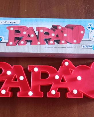 Due insegne luminose il nome di "Papà" & "Mamma"