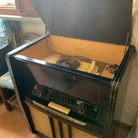 Radio antica con giradischi