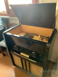 Radio antica con giradischi
