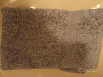 asciugamano azzurro piccolo