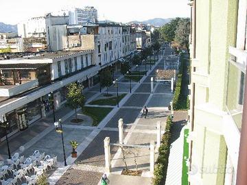 Zona pedonale condominio di 4 appartamenti in bloc