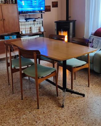 Tavolo e quattro sedie anni 60