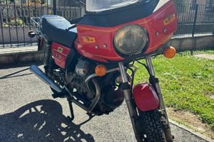 Moto guzzi v 350 rossa e nera anno 1979