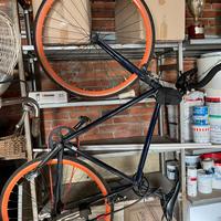 Bici a scatto fisso single speed con lucchetto a U