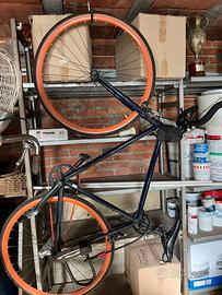 Bici a scatto fisso single speed con lucchetto a U
