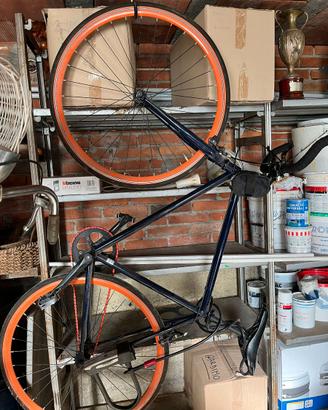 Bici a scatto fisso single speed con lucchetto a U