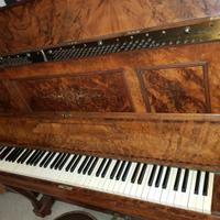 Pianoforte a parete in radica
