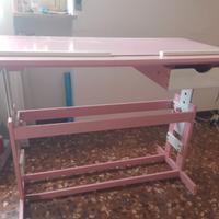 Scrivania, cassettiera, lampadario e portatenda