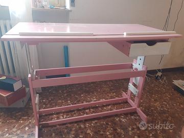 Scrivania, cassettiera, lampadario e portatenda