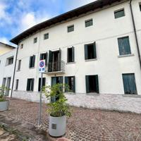 SPAZIO, LUCE E STORIA: casa in linea con giardi...