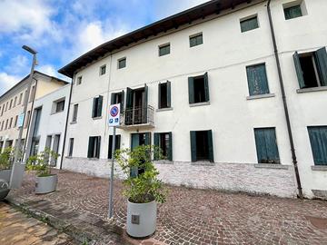 SPAZIO, LUCE E STORIA: casa in linea con giardi...