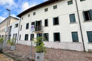 SPAZIO, LUCE E STORIA: casa in linea con giardi...