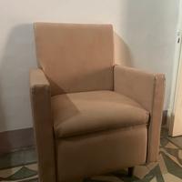 Poltrona moderna in ecopelle color tortora