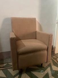 Poltrona moderna in ecopelle color tortora