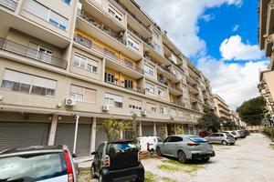 Quattro vani via A. Pecoraro 48 (Notarbartolo)