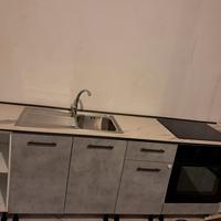 cucina con elettrodomestici 