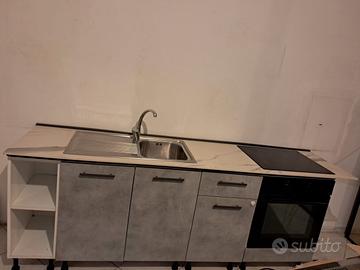 cucina con elettrodomestici 