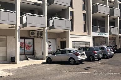 Immobile di 373 m² con 1 locale a Castellana Grott
