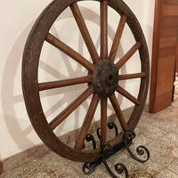 Ruota carro in legno con stand in ferro battuto