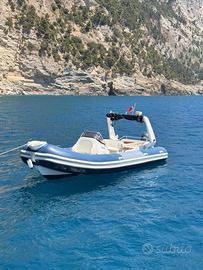 Gommone Alson 750 Flash pronto alla boa