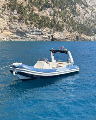 Gommone Alson 750 Flash pronto alla boa