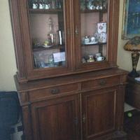 Credenza fine 800 due ante con cassetti e vetrina