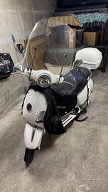 Vespa bianca con bauletto