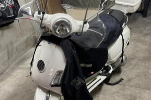 Vespa bianca con bauletto