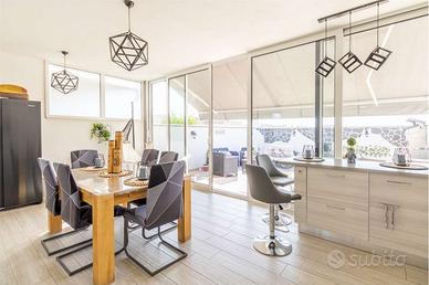 Villa di recente costruzione con giardino