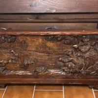 Panca  in noce con bassorilievo