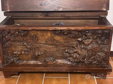 Panca  in noce con bassorilievo
