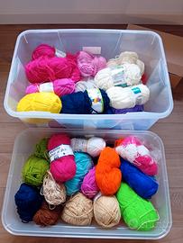vari gomitoli di vari colore
