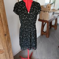 Vestito nero a fiori a manica corta