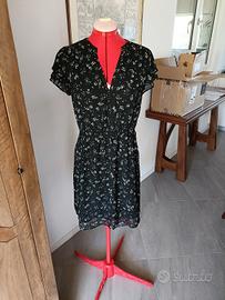 Vestito nero a fiori a manica corta