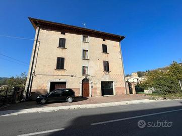 PORZIONE DI BIFAMILIARE A SCHEGGIA E PASCELUPO