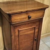 comodino di antiquariato recentemente ritrutturato