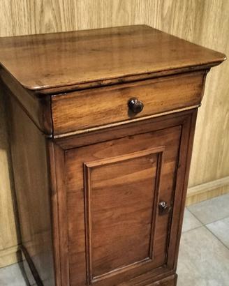 comodino di antiquariato recentemente ritrutturato