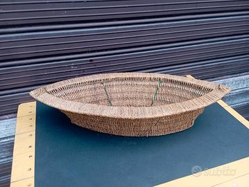 Raro cesto a forma di foglia/barchetta