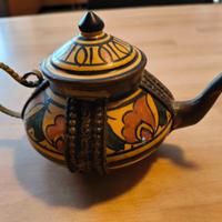 Teiera etnica decorativa ceramica e metallo