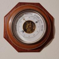Barometro antico in legno