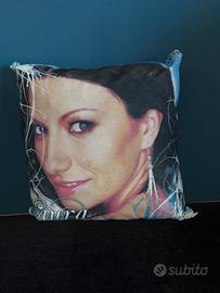 Cuscino Laura Pausini, ufficiale.