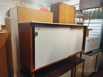 credenza in teak vintage con ante scorrevoli 