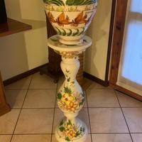 Colonna più vaso in ceramica decorato come da fofo