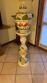 Colonna più vaso in ceramica decorato come da fofo